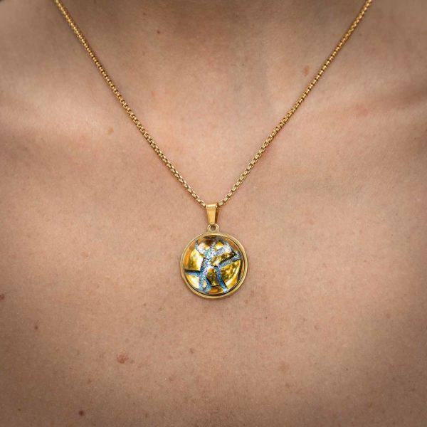 L'Intemporel or - Bijoux en verre - Pendentif Gaïa - mannequin