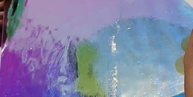 Découvrez le monde du verre dichroïque, une technologie d'origine spatiale qui a conquis les artisans verriers et les artistes. Plongez dans la magie de ces bijoux aux couleurs changeantes et ses origines.